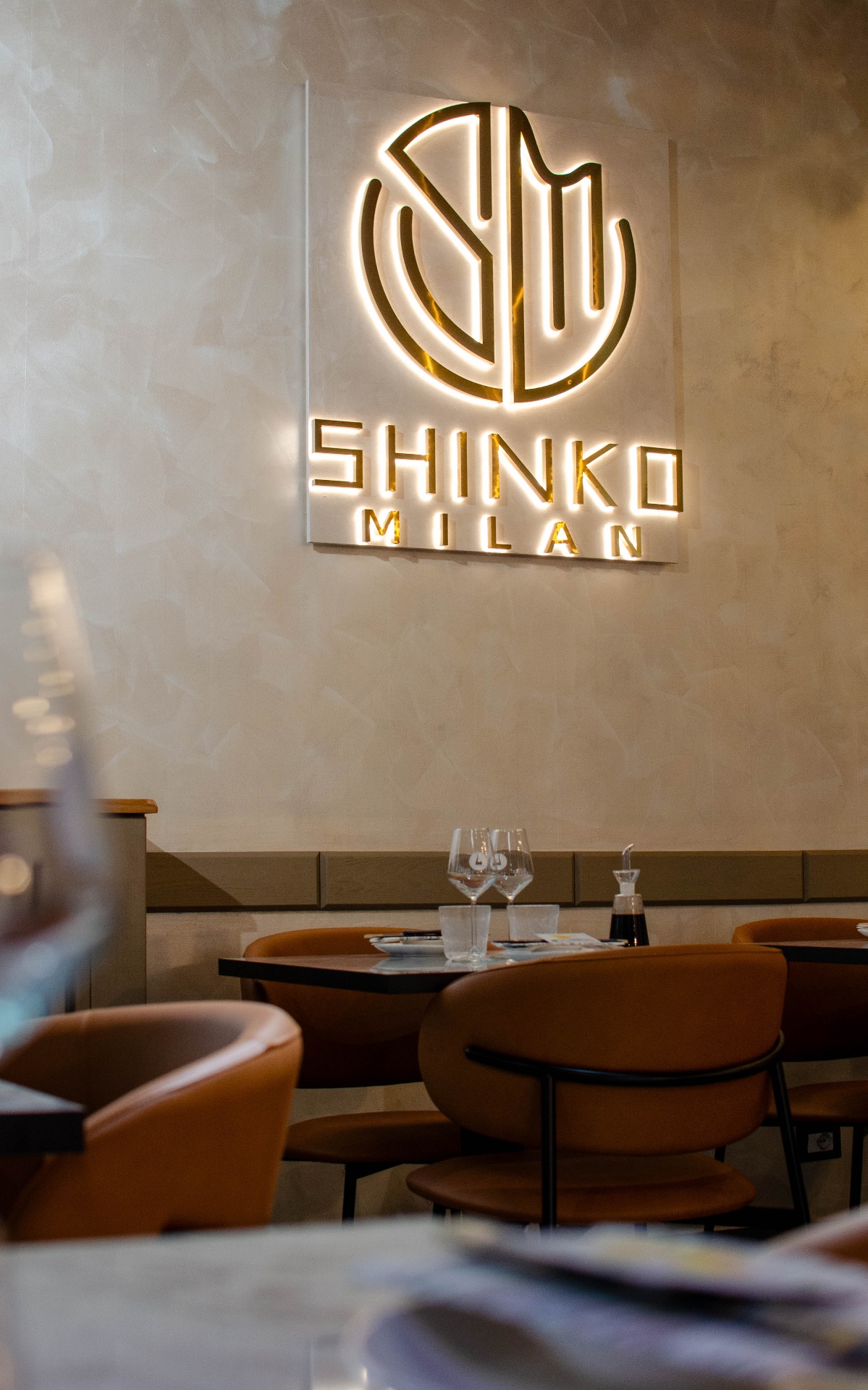 Sala di Shinko Milano con logo a parete